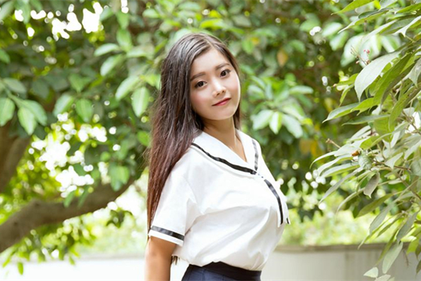 約高三學妹很害羞先刮毛再操粉嫩的小肉洞